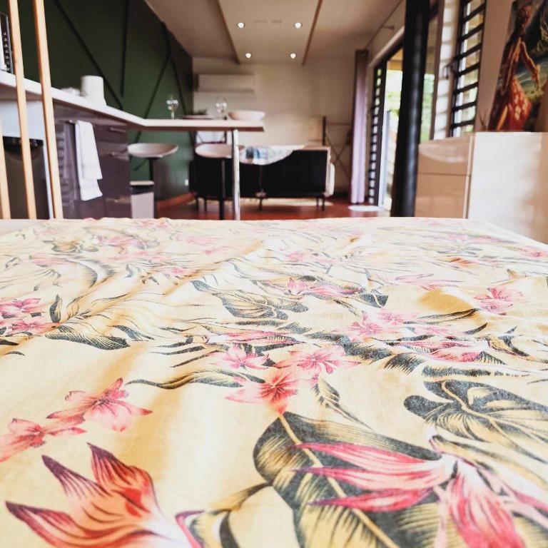 Ruang duduk di Fare Toahana, accommodation with a ocean view