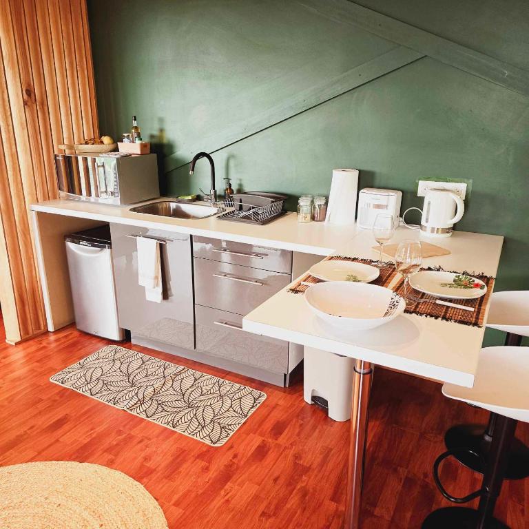 Dapur atau dapur kecil di Fare Toahana, accommodation with a ocean view