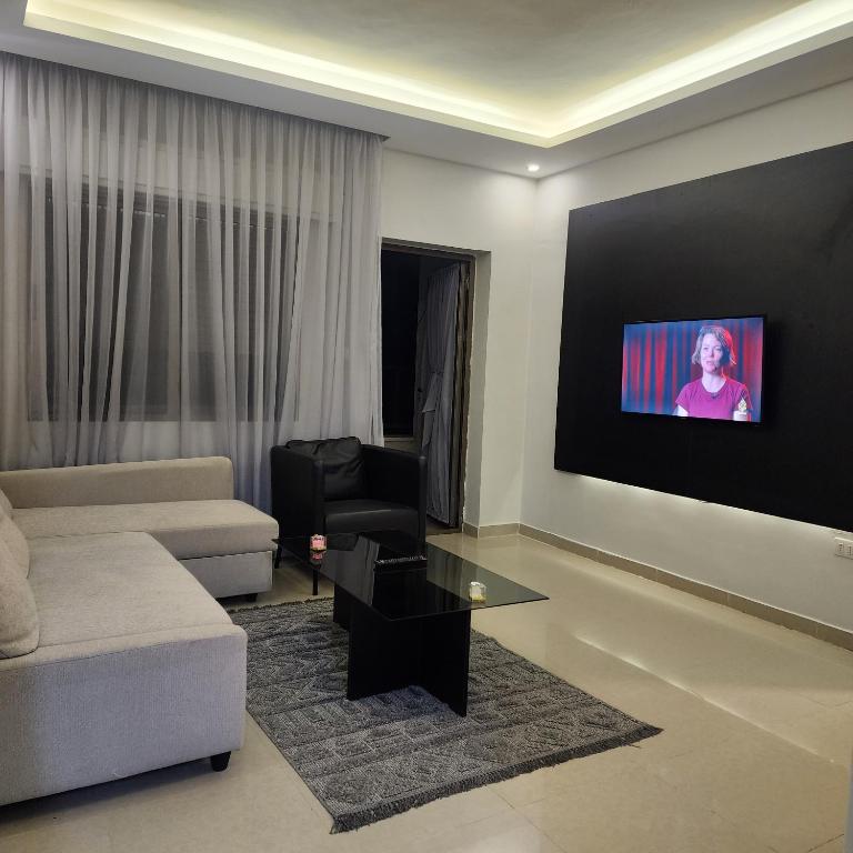 TV a/nebo společenská místnost v ubytování Flat In Shafa Badran