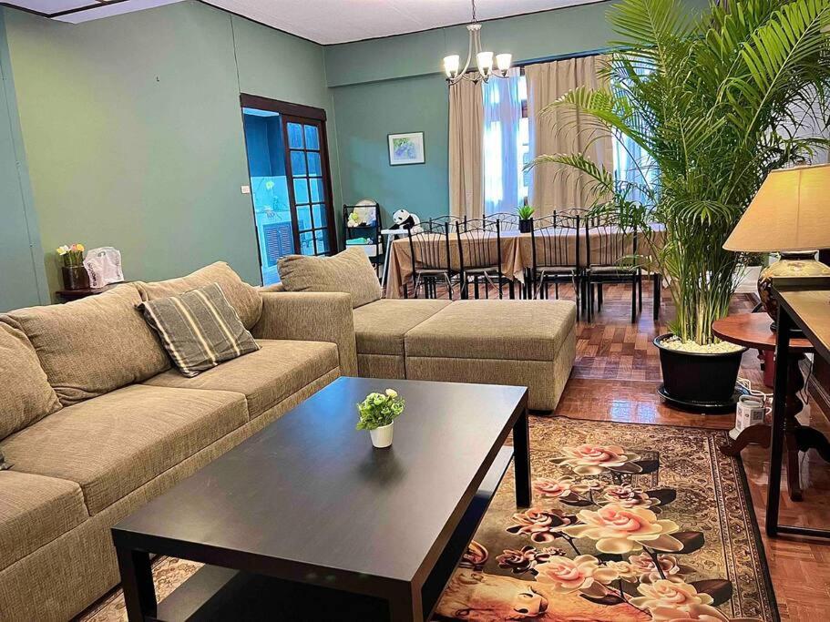 Una sala de estar con un sofá y una mesa de café. en 5BR House BTSNana Nanaplaza City center MBK Center world, en Bangkok
