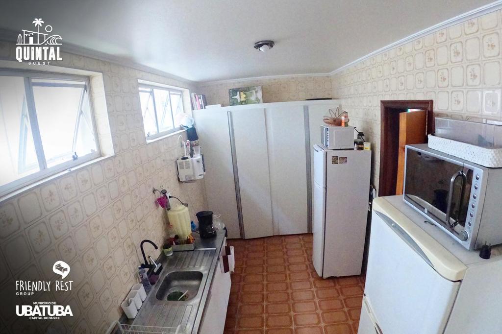 Kuchyň nebo kuchyňský kout v ubytování HOSTEL QUINTAL GUEST Ubatuba - PG