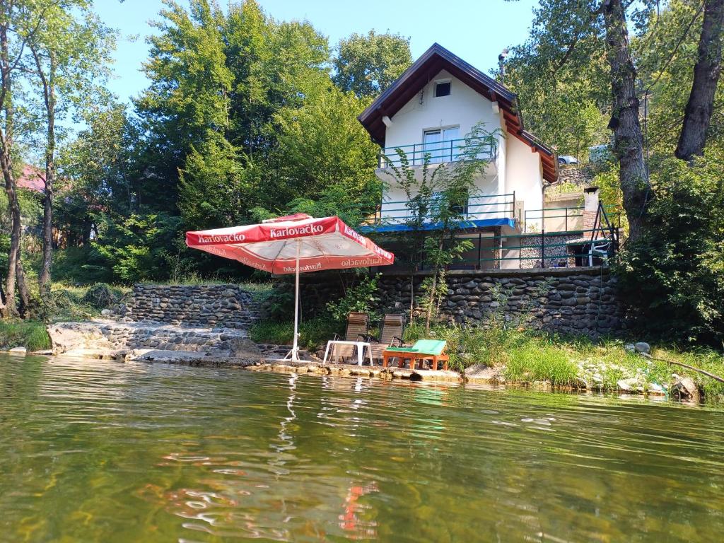 Vikendica krivaja Ribnica-Odmor na Krivaji - Housity