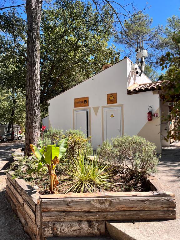 une maison avec un jardin devant dans l'établissement Camping la sainte baume, à Nans-les-Pins