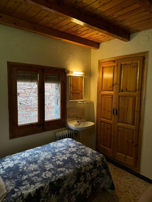 Postel nebo postele na pokoji v ubytování L Esquella Restaurante hostal