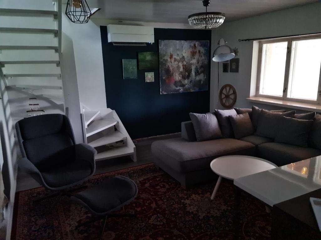 Posezení v ubytování Hietaman Vierastalo Jokipääty