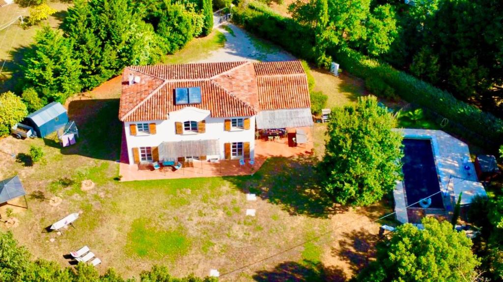 - une vue de tête sur une maison avec un garage dans l'établissement Mon Gîte en Provence avec piscine, à Salernes