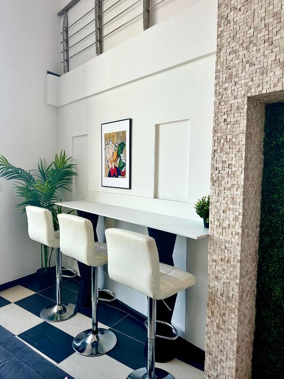 einen Friseursalon mit weißen Stühlen und blauem Boden in der Unterkunft Ora Place JBR in Dubai
