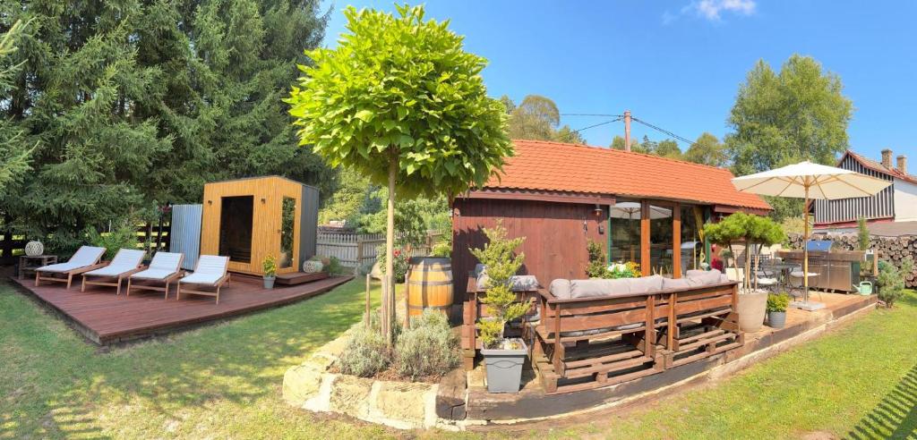 Puutarhaa majoituspaikan Tiny House Všemily ulkopuolella