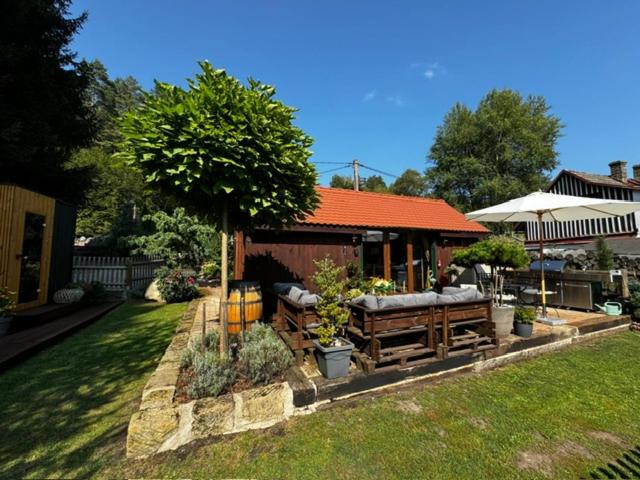 Puutarhaa majoituspaikan Tiny House Všemily ulkopuolella