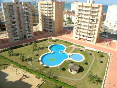una vista aerea di un parco nel centro di una città di Apartamentos Puerto Mar V.v. a La Manga del Mar Menor