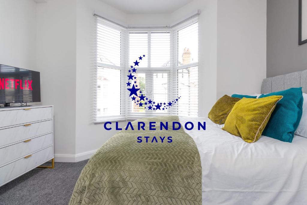 Postel nebo postele na pokoji v ubytování 7BR, 7 En-suite, Free Parking, WiFi , Sleeps 14