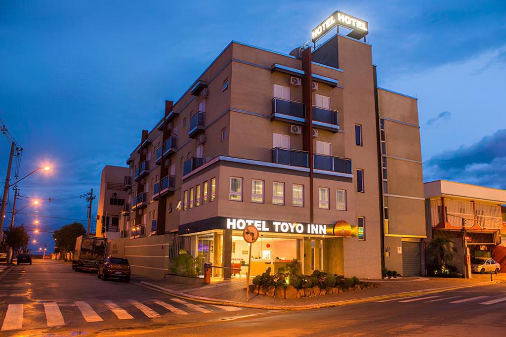 Un hotel dos posadas en una calle de la ciudad por la noche. en Hotel Toyo Inn, en Boituva