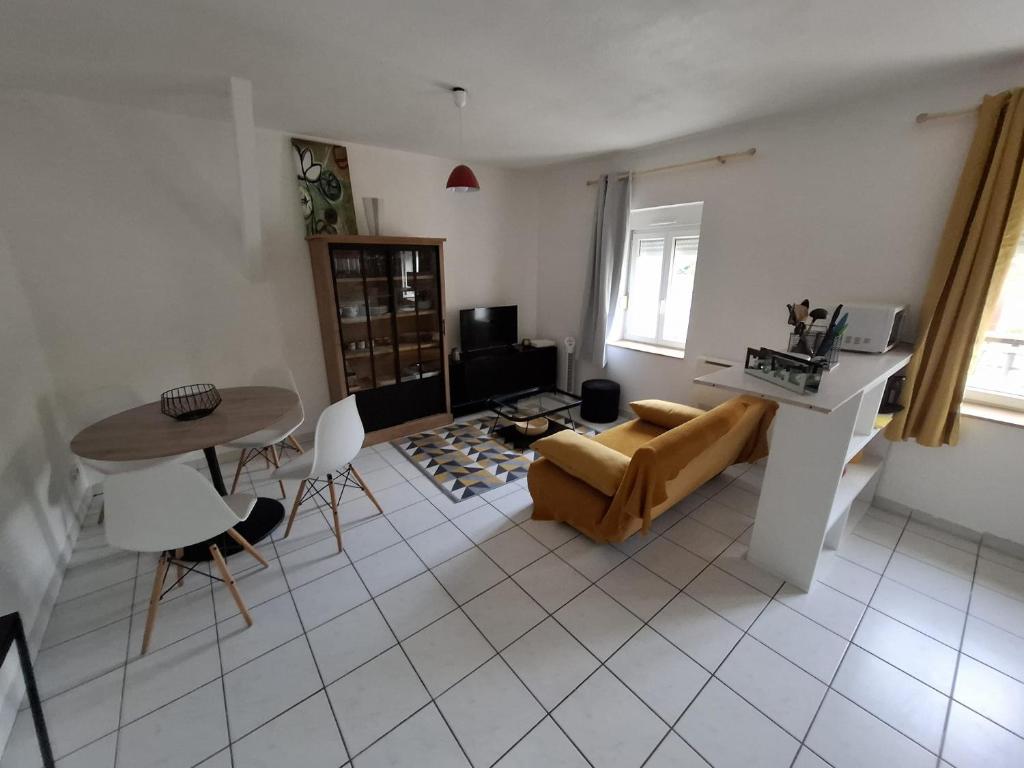 un salon avec un canapé et une table dans l'établissement T2 le terminus, face gare , wifi, à Agen