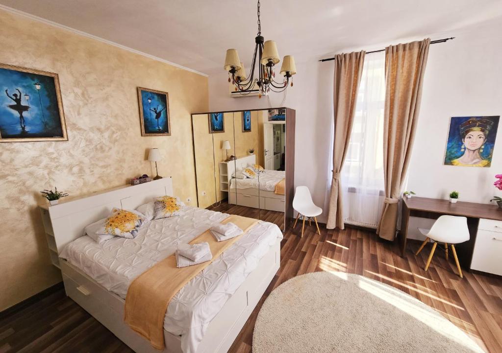 een slaapkamer met een bed en een bureau erin bij Cozy Apartment Old City Center - CAL3 in Boekarest