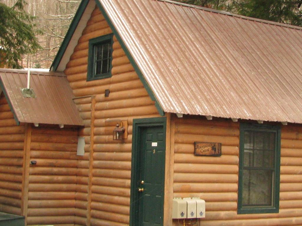 Pine Knoll Hotel Lakeside Lodge & Cabin - Luxe Viervoudige Kamer