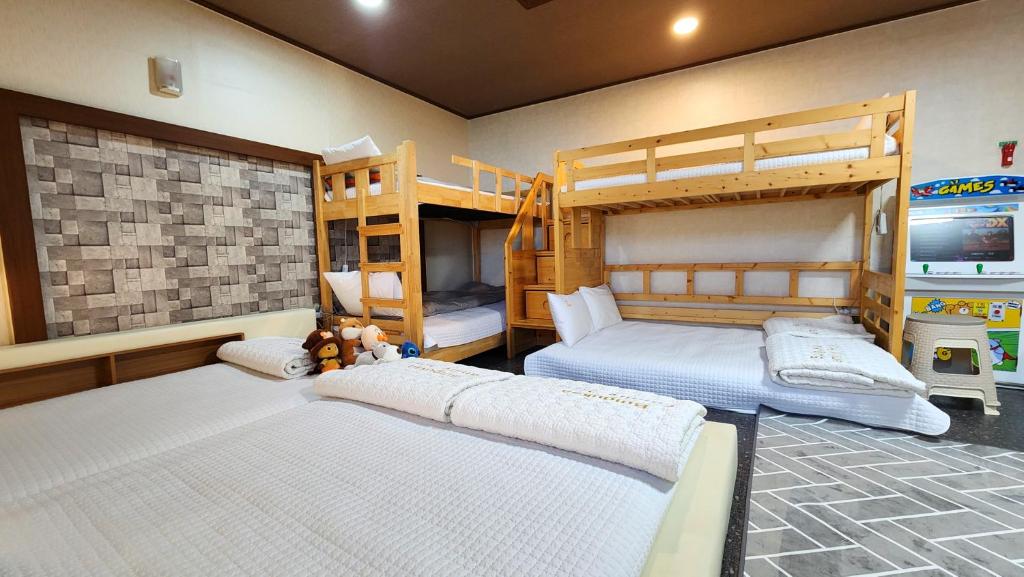 Postel nebo postele na pokoji v ubytování Kids & Family Hotel