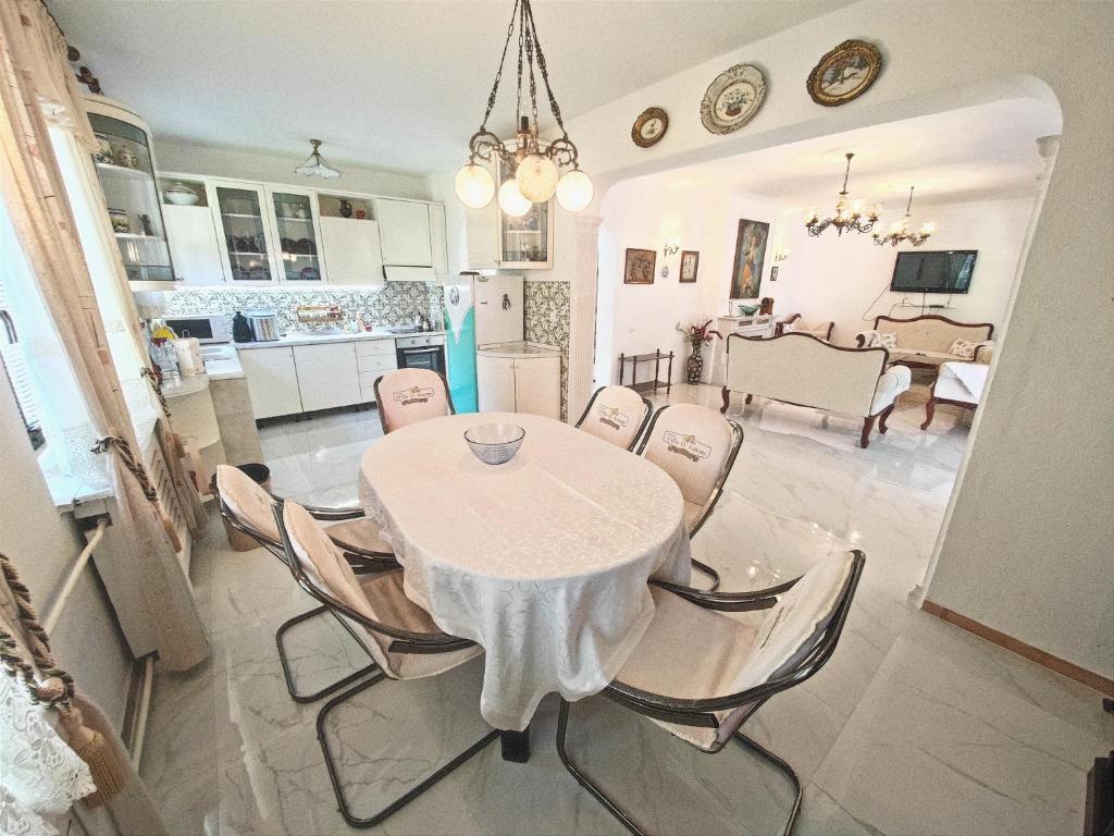 Kuchyň nebo kuchyňský kout v ubytování Villa D'amore Montenegro