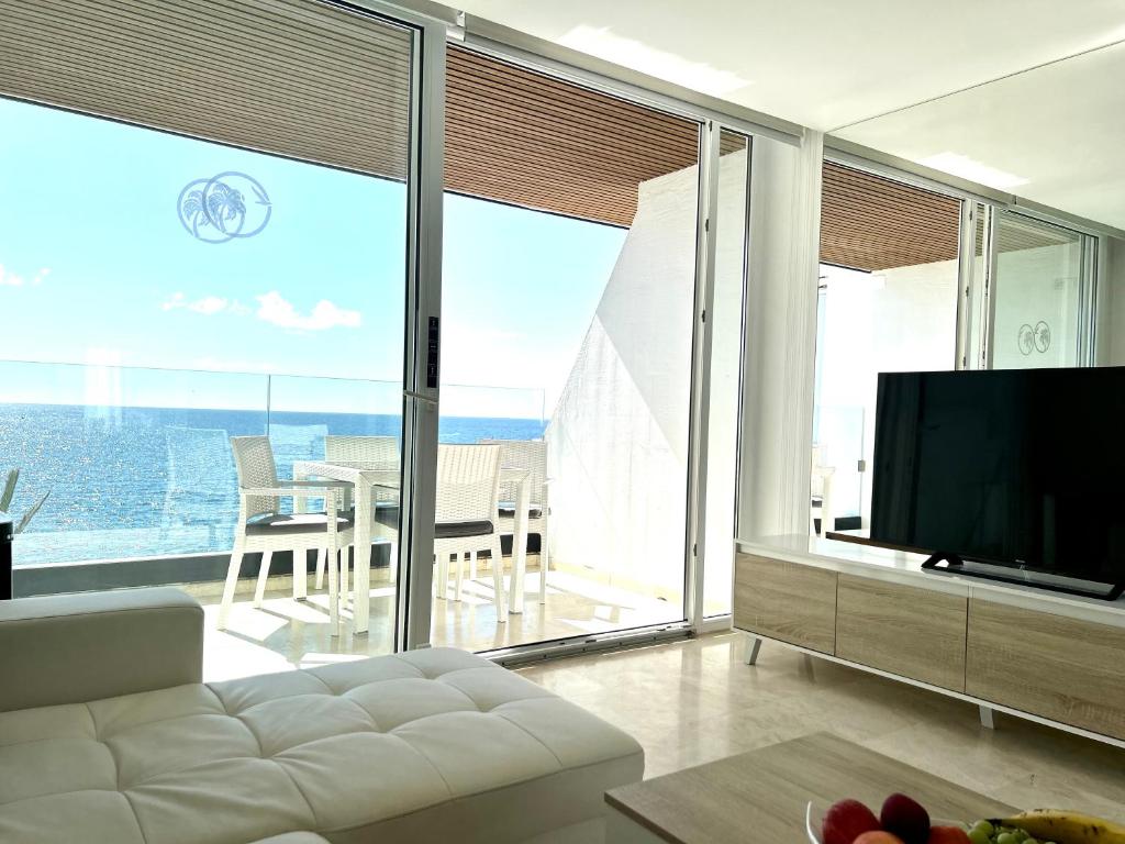 TV a/nebo společenská místnost v ubytování Sunset Ocean Oceanvrent