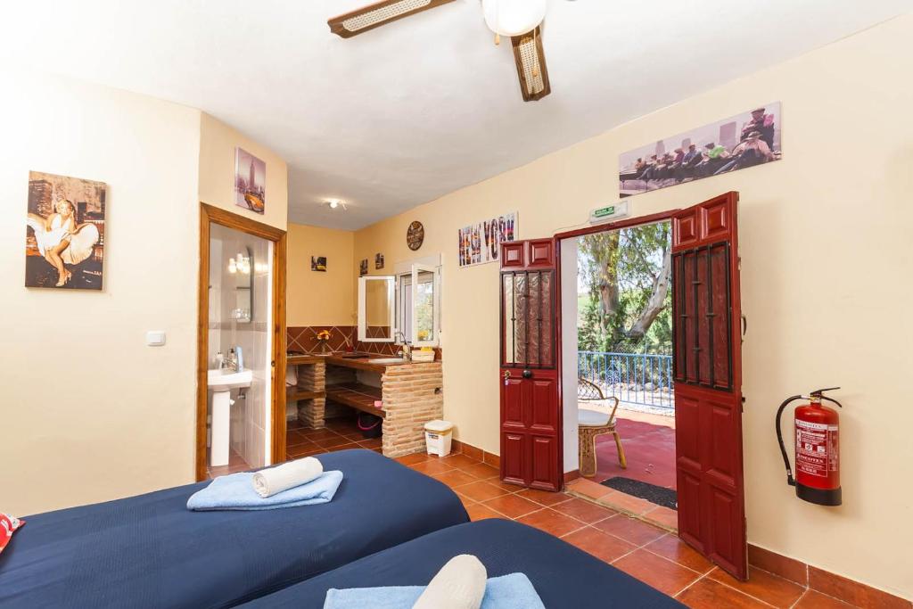 een slaapkamer met 2 bedden en een balkon bij Dos Alamos B&B in Alora