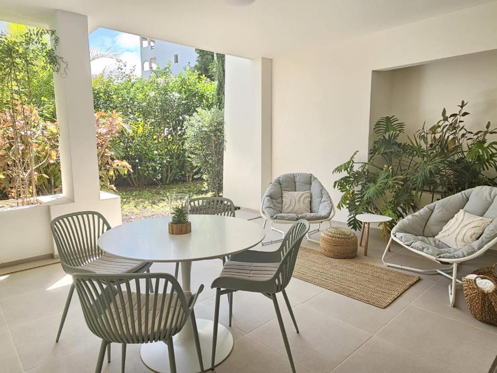 ein Esszimmer mit Tisch und Stühlen in der Unterkunft Crystal Luxury Holidays, El Palm Mar in Tenerife South in Palm-mar