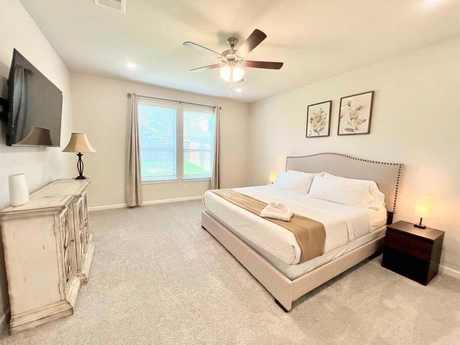 a bedroom with a bed and a ceiling fan at A Tranquil Haven for the Family in Fort Worth