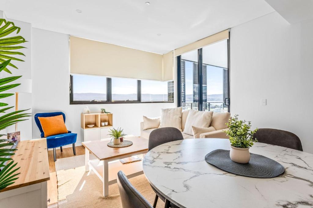 Χώρος καθιστικού στο Bright & Breezy Lakeview Retreat in Shellharbour