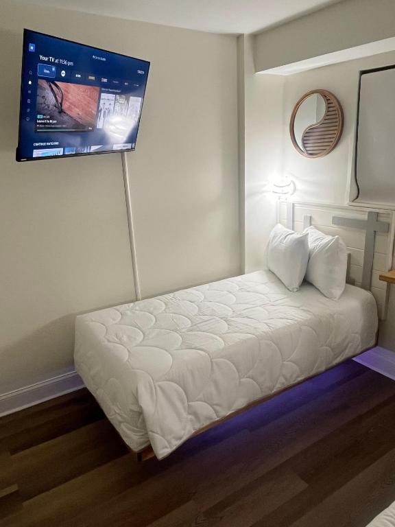 Ein Bett oder Betten in einem Zimmer der Unterkunft Luxe by the Sea - 5-Star Beachfront Escape
