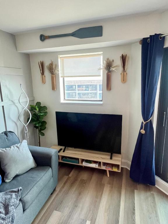 TV&#47;Unterhaltungsangebot in der Unterkunft Luxe by the Sea - 5-Star Beachfront Escape