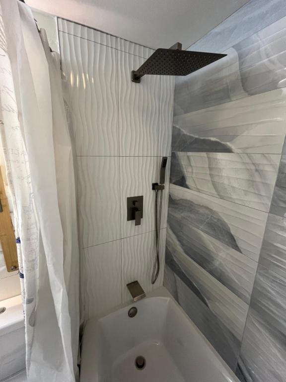 Ein Badezimmer in der Unterkunft Luxe by the Sea - 5-Star Beachfront Escape