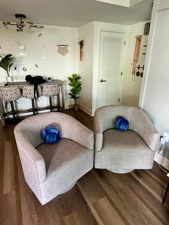 Ein Sitzbereich in der Unterkunft Luxe by the Sea - 5-Star Beachfront Escape