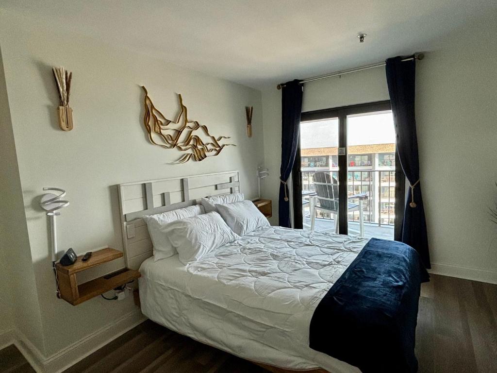 ein Schlafzimmer mit großem Bett und Fenster in der Unterkunft Luxe by the Sea - 5-Star Beachfront Escape in Myrtle Beach