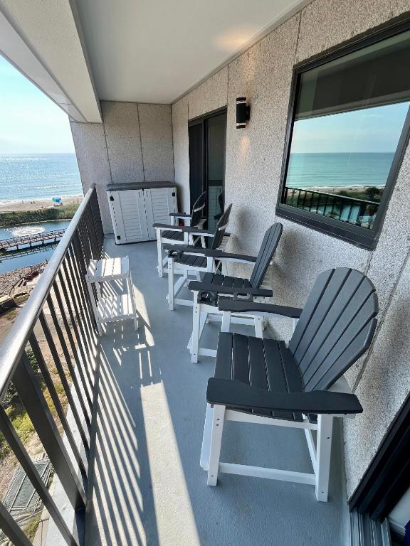Ein Balkon oder eine Terrasse in der Unterkunft Luxe by the Sea - 5-Star Beachfront Escape