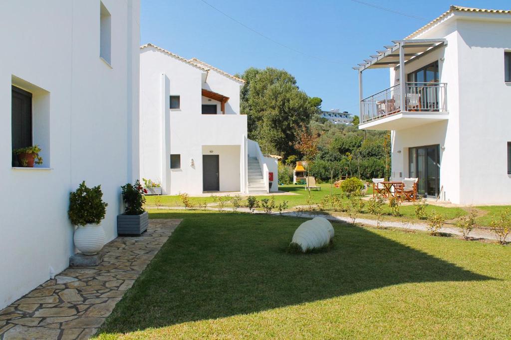 Ogród w obiekcie Kleopatra Villas - Seaside Suites