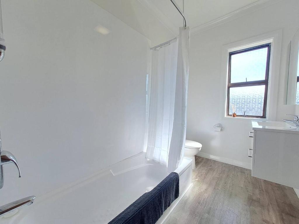 Spacious, Affordable, Peaceful Family Home - Resim 9