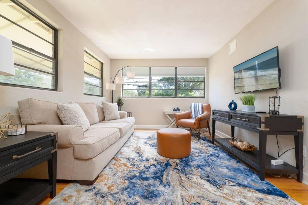ein Wohnzimmer mit Couch und Schreibtisch in der Unterkunft Be A Nomad - Newly renovated 1br apartment in Jacksonville