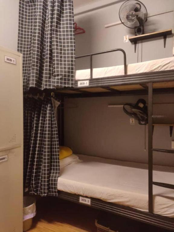 Palanda nebo palandy na pokoji v ubytování Sabai Sabai Guesthouse in Bayan Lepas