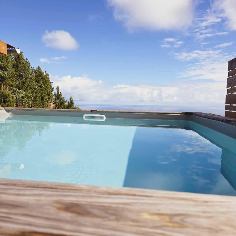 Kolam renang di atau dekat dengan Fare Toahana, accommodation with a ocean view