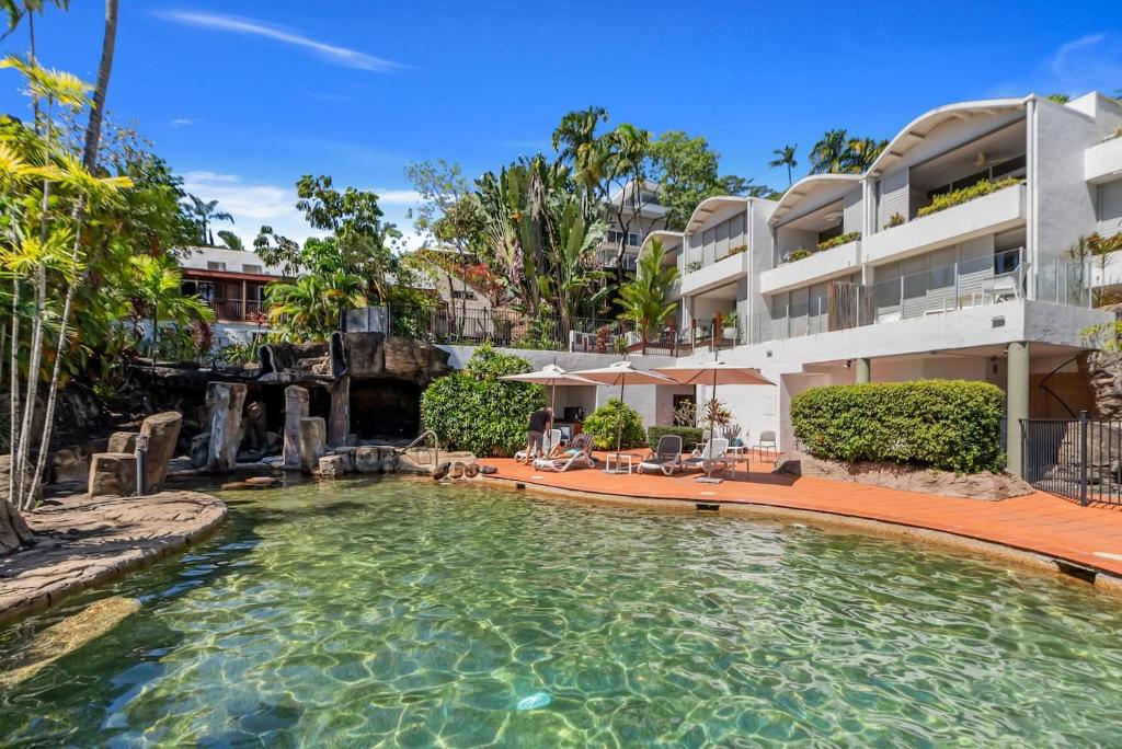 une piscine devant un immeuble dans l'établissement Macrossan Magic - A Boutique Tropical Resort, à Port Douglas
