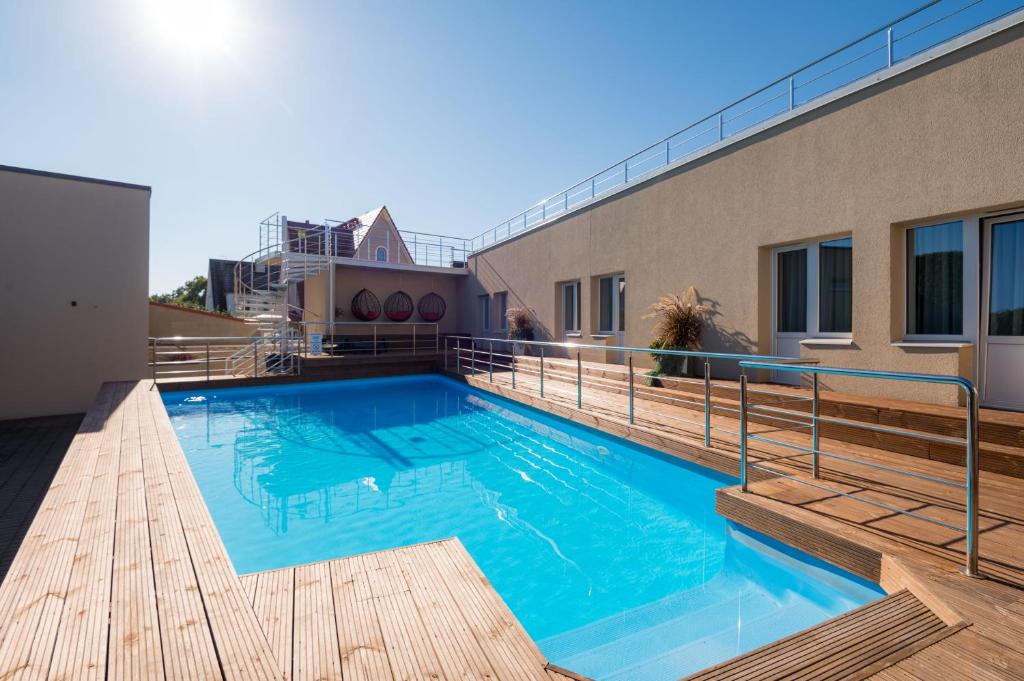 Bassein majutusasutuses Hotel Vesiroos või selle lähedal