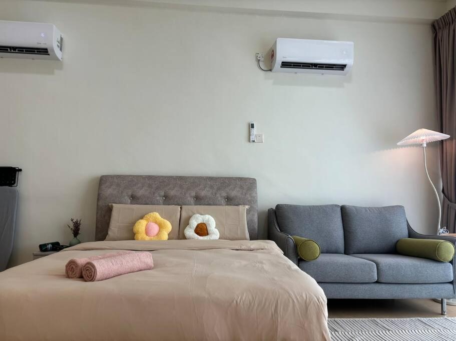 ein Schlafzimmer mit einem Bett mit zwei Stofftieren darauf in der Unterkunft Mount Austin #Palazio A1 Muji-Style 2Pax in Johor Bahru