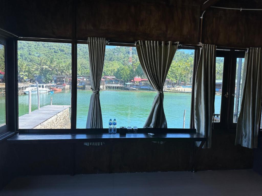 Výhled na řeku, která protéká v blízkosti hotelu