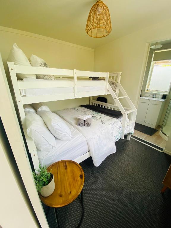 Postel nebo postele na pokoji v ubytování A humble abode in Whitianga