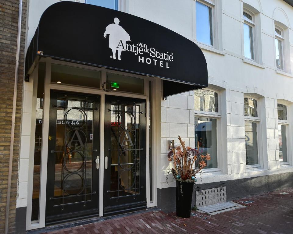 a building with an awning over the entrance to a hotel at Brasserie-Hotel Antje van de Statie in Weert