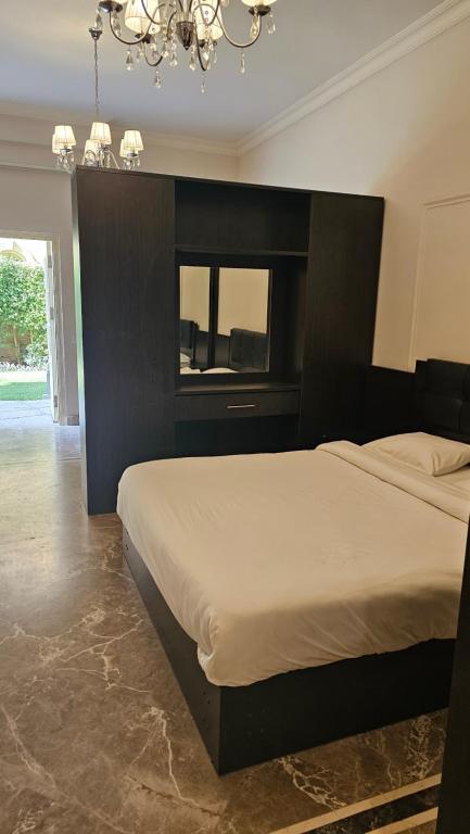 Postel nebo postele na pokoji v ubytování El Safwa Resort New Cairo