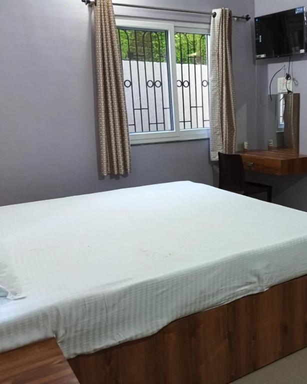 Llit o llits en una habitació de Hotel palash