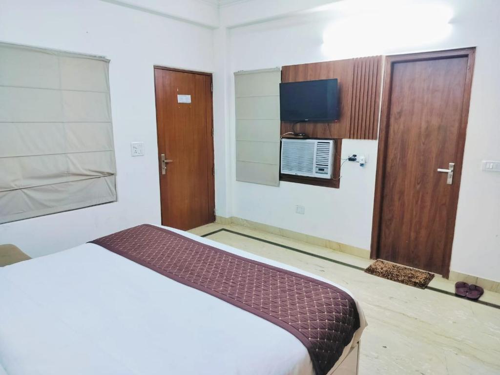 Hotel Soft Petal Residency Near Delhi International Airport - Deluxe King Room
