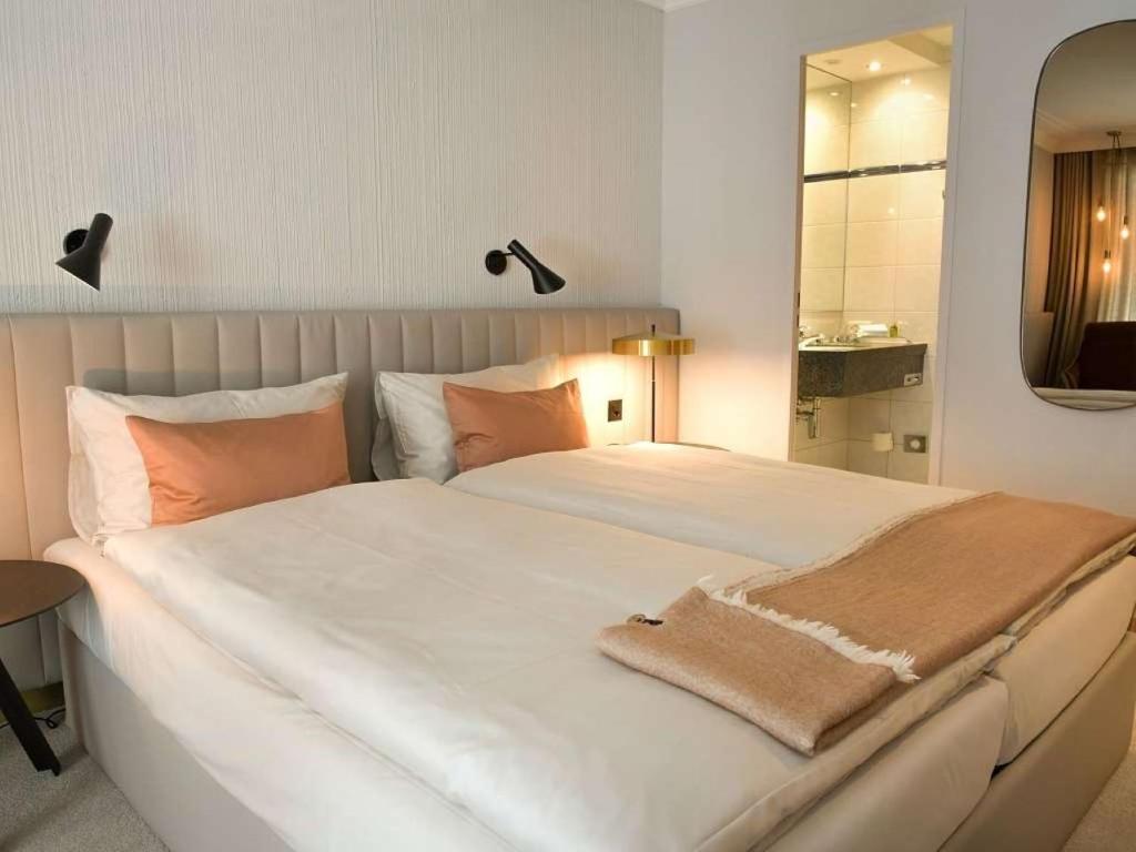 Postel nebo postele na pokoji v ubytování Kongress Hotel Davos