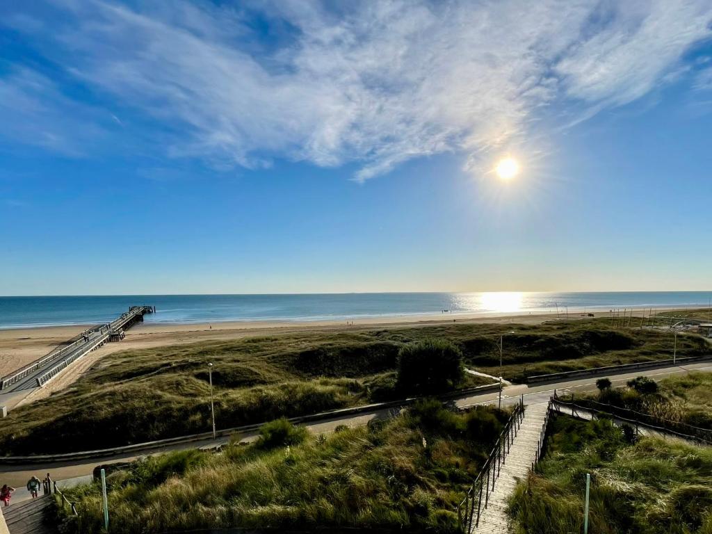 Elle offre une vue sur la plage et l'océan. dans l'établissement Appartement vue mer T2 de 51m2 avec 1 chambre, à Saint-Jean-de-Monts