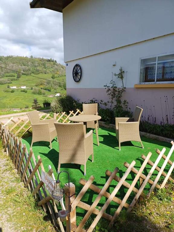 un groupe de chaises, une table et une clôture dans l'établissement le studio, à Cornimont
