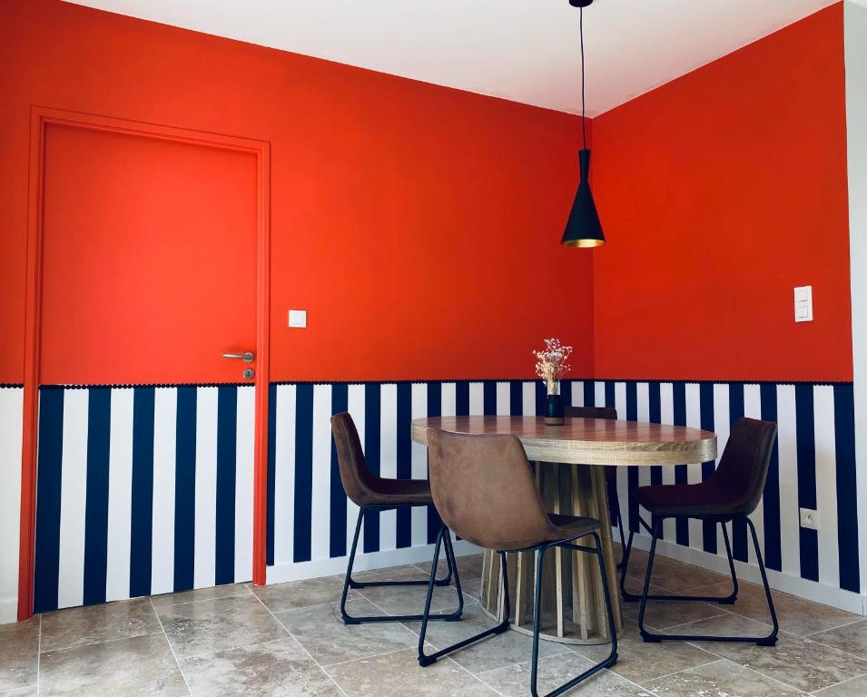 une salle à manger avec une table et des chaises dans l'établissement Maison Individuelle, à Polliat